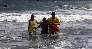Rescatan a dos jóvenes cuando eran arrastrados por las corrientes marinas en playas de Áncash