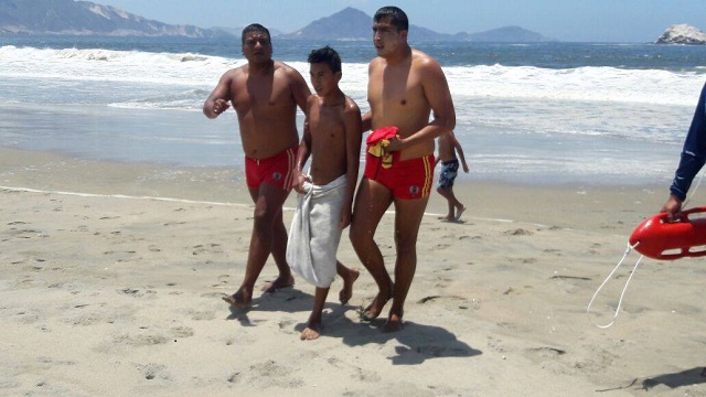 Una adolescente y un pintor son rescatados cuando eran arrastrados por el mar en Nuevo Chimbote