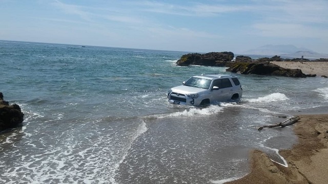 Esposos y sus 2 hijos vivieron momentos de terror a orillas del mar de Huarmey al atollarse su vehículo