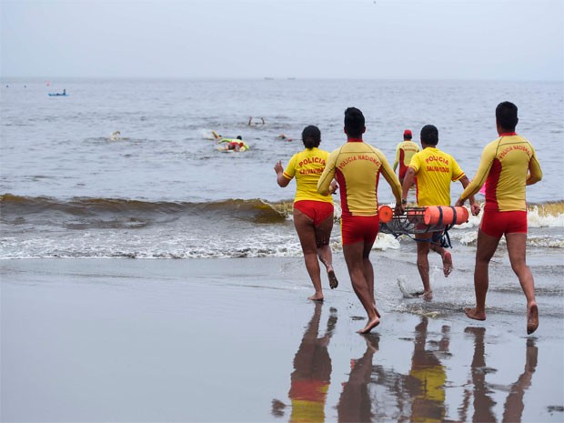 Chimbote: Cinco bañistas, entre ellos tres menores, salvaron de morir ahogados en playa Besique