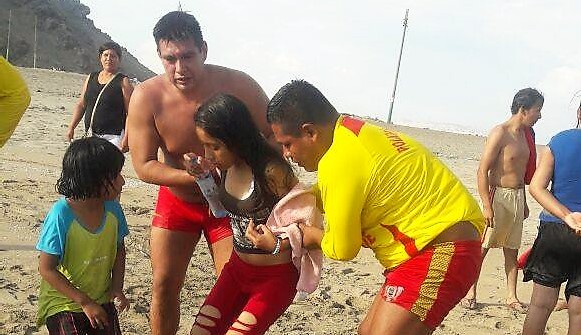 Padre de familia, sus dos hijos y otro menor salvaron de morir ahogado en playa de Nuevo Chimbote