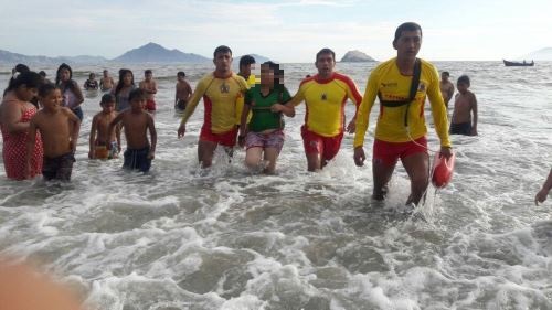 Salvavidas rescatan a joven cuando era arrastrada por el mar en el balneario Puerto Santa