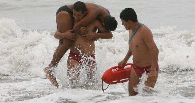 Argentino fue rescatado cuando era arrastrado por las aguas en playa Besique en Samanco