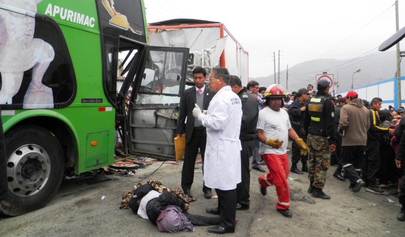 Coishco: Tres muertos y 25 heridos es el saldo de choque entre bus y camión