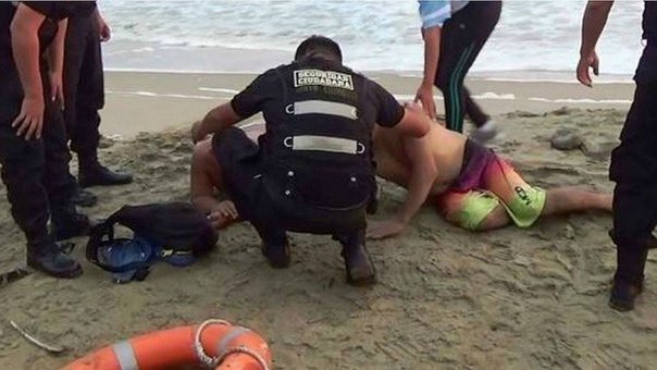 Rescatan a 2 albañiles que quedaron atrapados en las peñas de la playa de Nuevo Chimbote