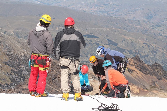 Rescatistas hallaron cadáveres de dos turistas chilenos y un guía ruso en el nevado de Caraz