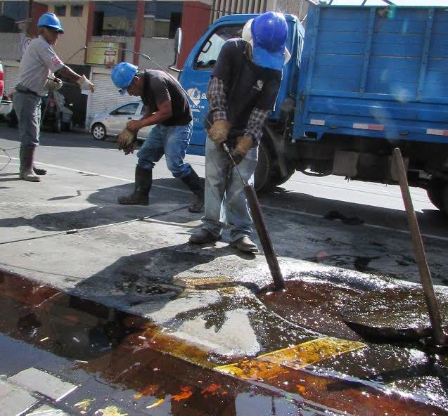  Restaurante arroja gran cantidad de residuos aceitosos y material sólido al desagüe