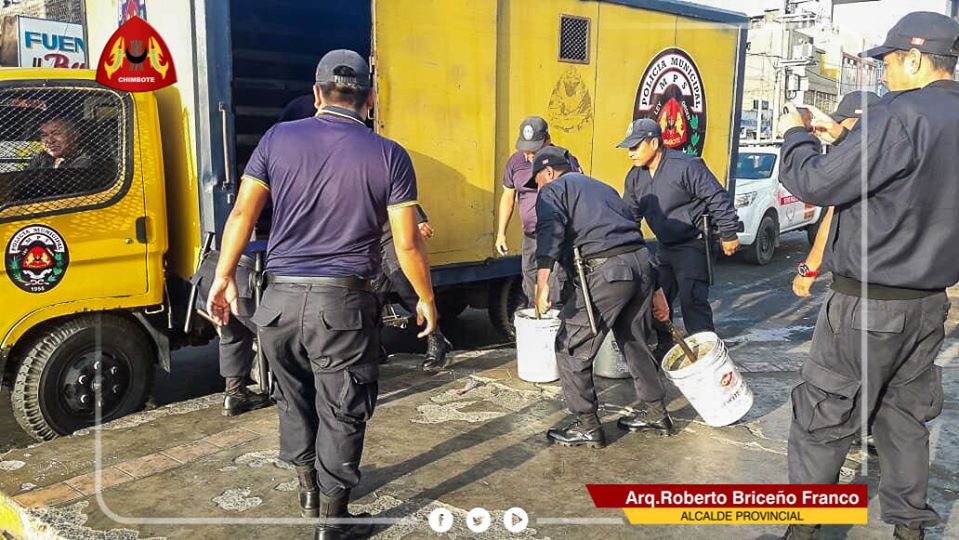 Agentes municipales retiran bloques de cemento del perímetro del mercado Modelo de Chimbote