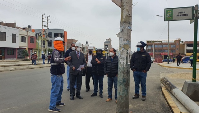 Tras reportaje nacional retiran postes colocados en medio de la pista en Nuevo Chimbote