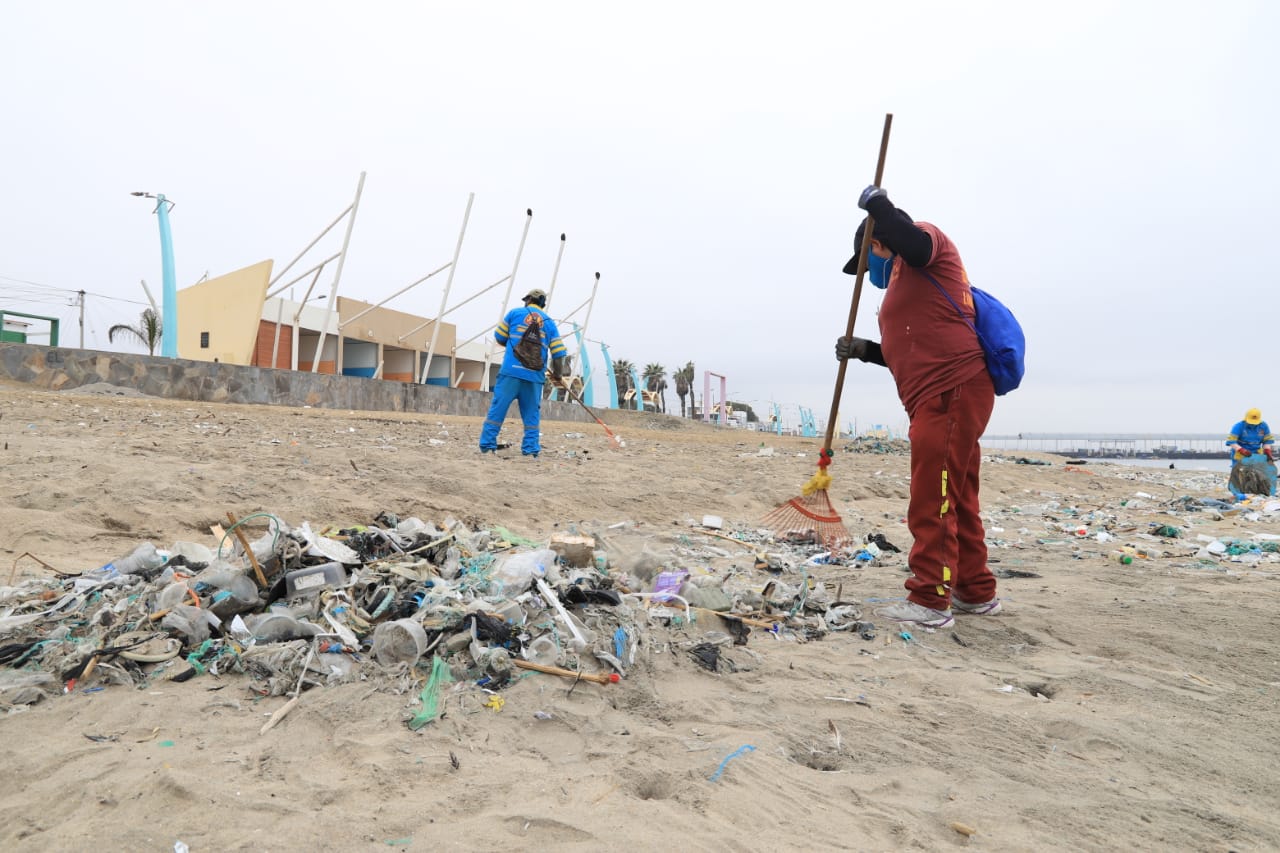 Retiran más de cinco toneladas de desechos en campaña de limpieza en playa La Caleta 