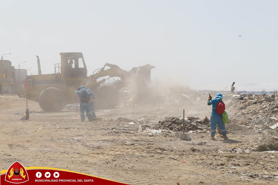Personal de limpieza de la comuna chimbotana erradica puntos críticos de basura en La Florida