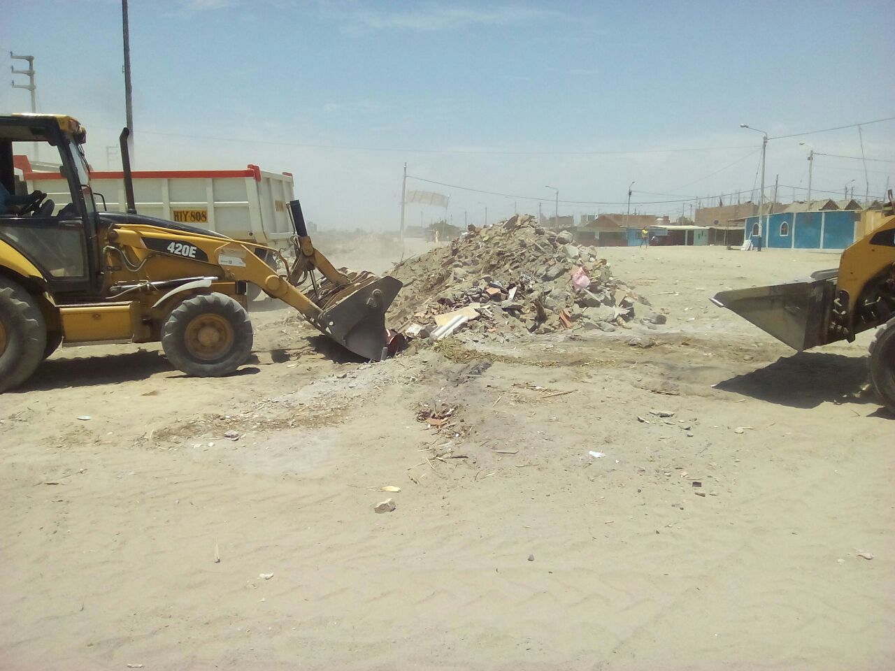  Nuevo Chimbote: municipio retira desmonte y basura de la avenida Central