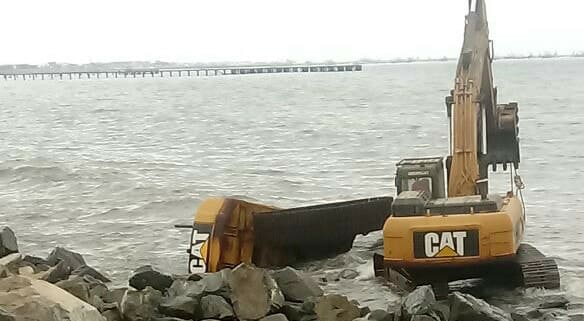 Chimbote: chofer casi pierde la vida tras voltearse la retroexcavadora en obra de la costanera 