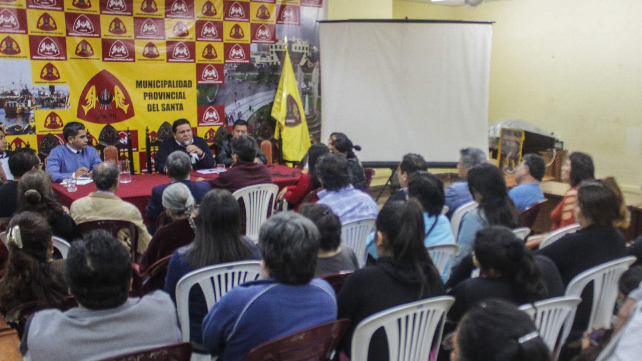 Alcalde Briceño se reúne con comerciantes y busca alternativas que faciliten construcción de hospital