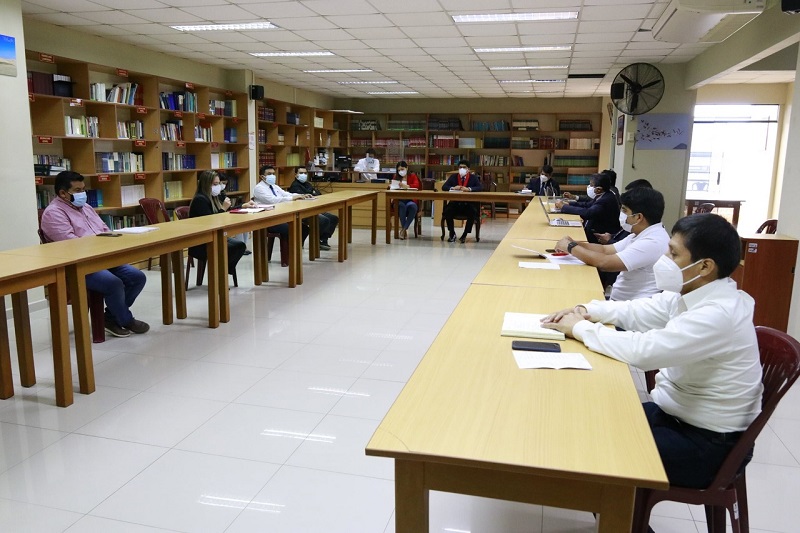 Presidente de Corte del Santa realiza reunión de trabajo presencial con funcionarios