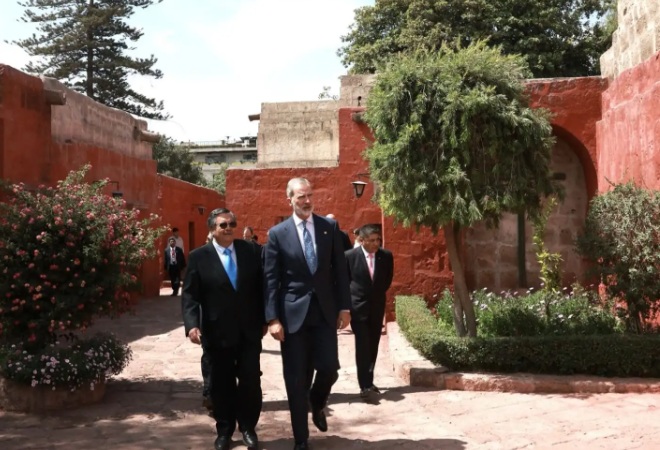 Rey de España Felipe VI visita el histórico convento de Santa Catalina en Arequipa