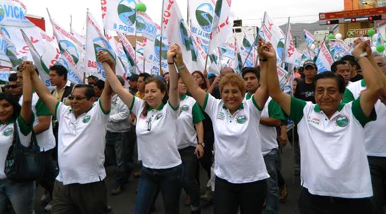 Multitudinaria caravana en inscripción de listas de Río Santa Caudaloso