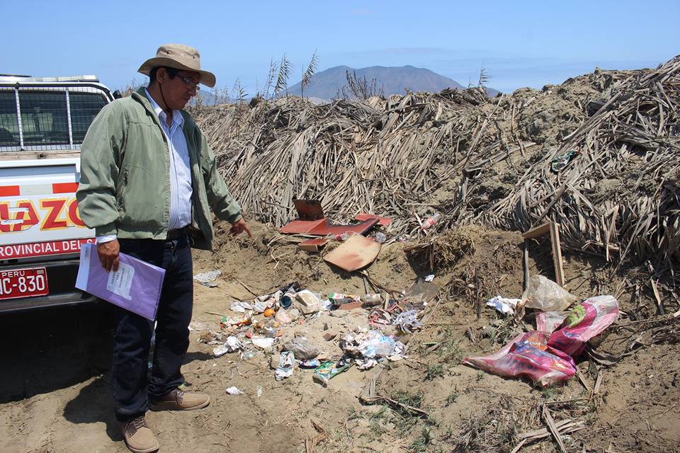Chimbote: recogen muestra de agua del río Lacramarca para determinar grado de contaminación 
