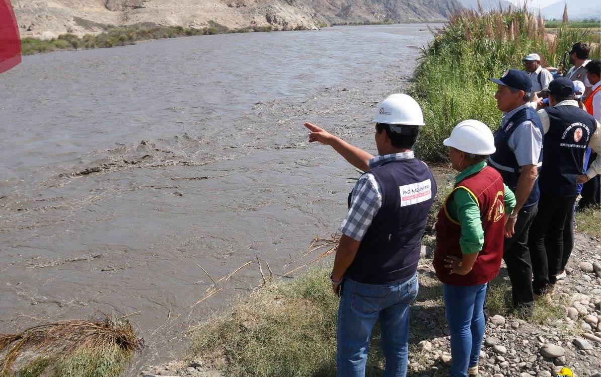 Alcaldesa Victoria Espinoza y representante del Ministerio de Vivienda recorren puntos críticos en ribera de río Santa