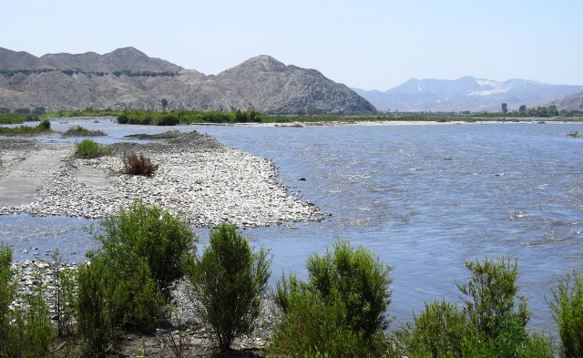 Tres sectores agrícolas en peligro por crecida de río Santa