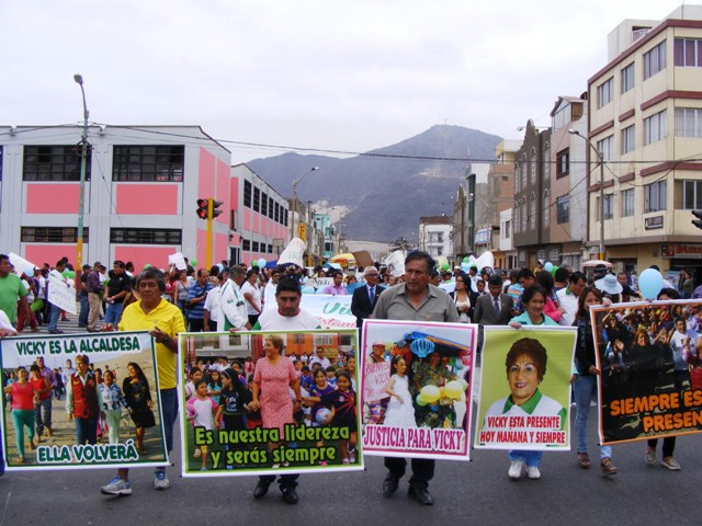 Chimbote: Marchan a favor de Victoria Espinoza y contra su suspensión de “Río Santa Caudaloso”