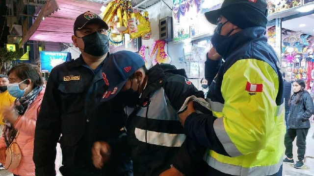 Atrapan a escurridizo roba celulares en el centro de Chimbote