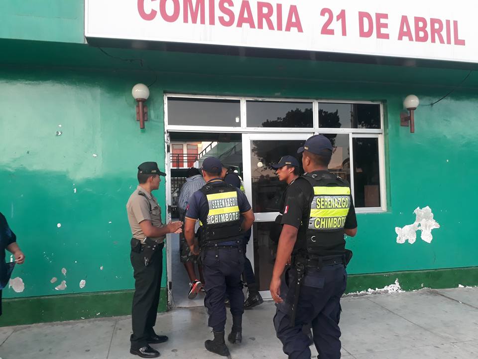 Policías atrapan a dos sujetos que se dedican al robo de celulares en Chimbote