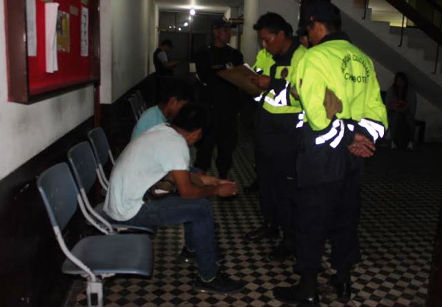 Capturan a jóvenes acusados de robar cartera a abogada en centro de chimbote 