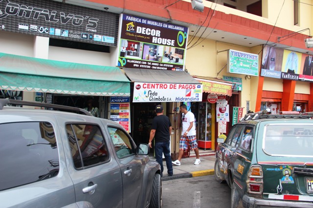 Dos delincuentes robaron 2,100 soles en tienda de la plaza de armas de Chimbote