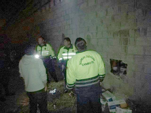 Delincuentes realizan forado para robar en ferretería de Chimbote
