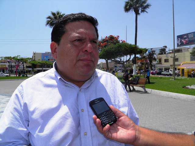 Roberto Briceño condena agresión a regidores por madres del Vaso de Leche en Chimbote