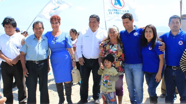 Candidatos de Alianza para el Progreso en campaña conjunta en pueblo del sur