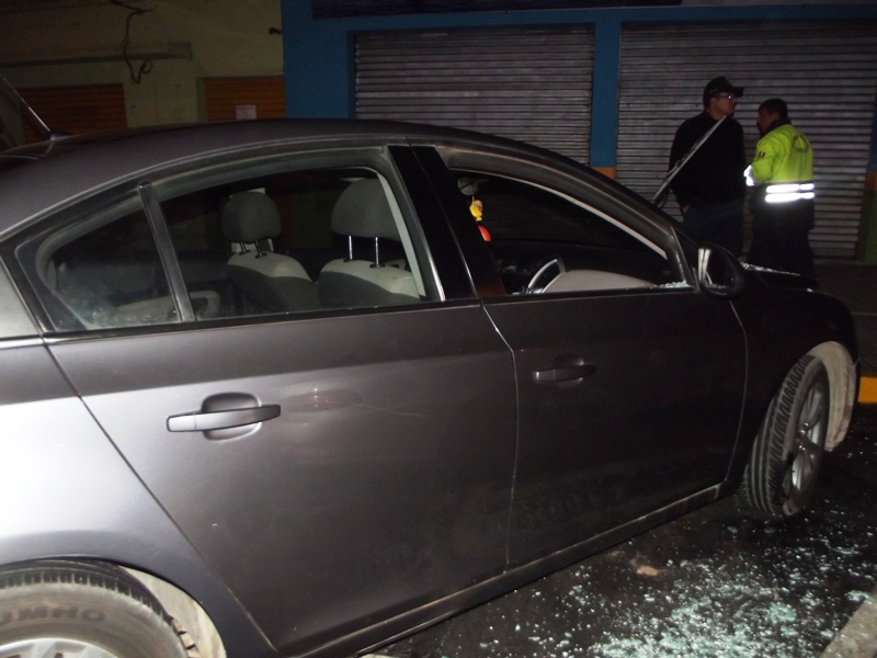 Rompen luna de auto con bujía para robar en centro de Chmbote