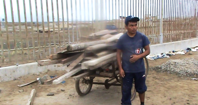 Continúa robo de materiales en abandonda obra del coliseo cerrado "Gran Chavín"