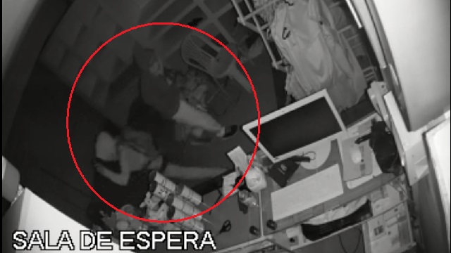 Tres delincuentes fueron grabados robando en una veterinaria de Chimbote