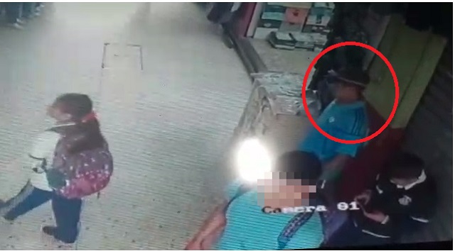 Sujeto utiliza a su hijo menor de edad para robar camisas en Galerías Alfa (Video)