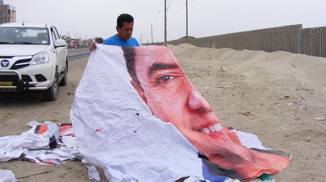  Destruyen gigantografía del partido Vale Áncash y la arrojan a la “Panamericana Norte”