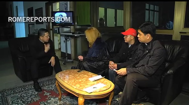 Sacerdote filipino regresará a su ciudad para buscar a sus padres (video)