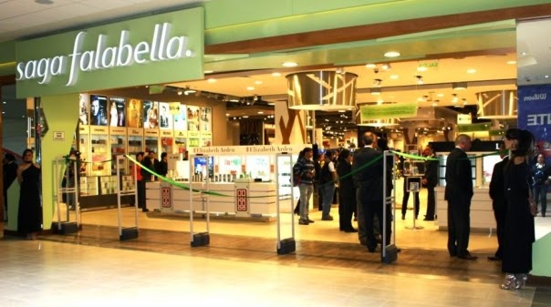 Descubren a sujeto robando perfumes en la tienda Saga Falabella en Chimbote