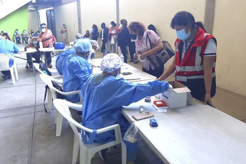 Chimbotanos acuden masivamente a centro de atención covid-19 luego de fiestas 