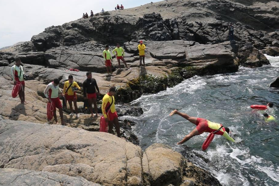 Valentín Fernández pide ayuda a la Marina y al Mininter para búsqueda de jóvenes desaparecidos en playa  Atahualpa