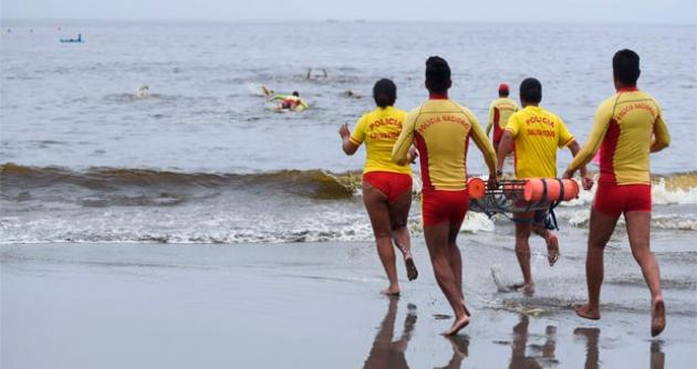 Rescatan a 6 bañistas cuando eran arrastrados por las corrientes de resaca en la playa Besique