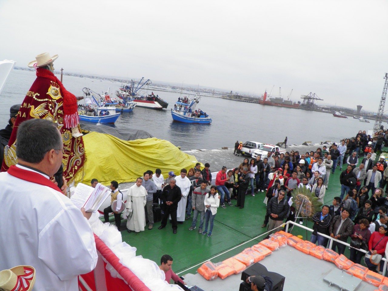San Pedrito realiza recorrido procesional en el mar de Chimbote