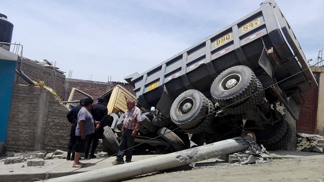Volquete derrumbó una pared y dueño del inmueble salvó de milagro en Chimbote, pero murieron sus animales