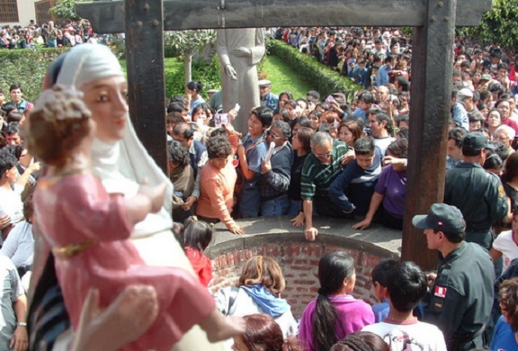 Miles de fieles acuden al santuario de Santa Rosa de Lima a rendirle homenaje