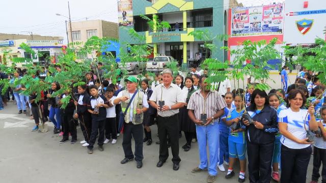 Más de mil plantas sembraron los estudiantes del distrito de Santa