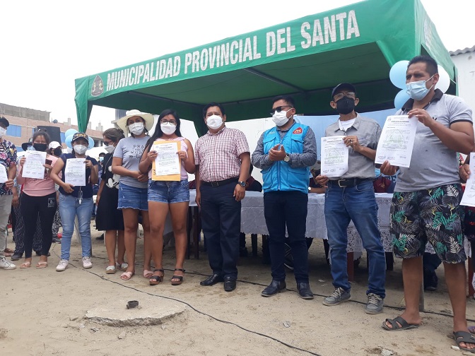 Entregan 380 constancias de posesión a familias del sector Vista al Mar II