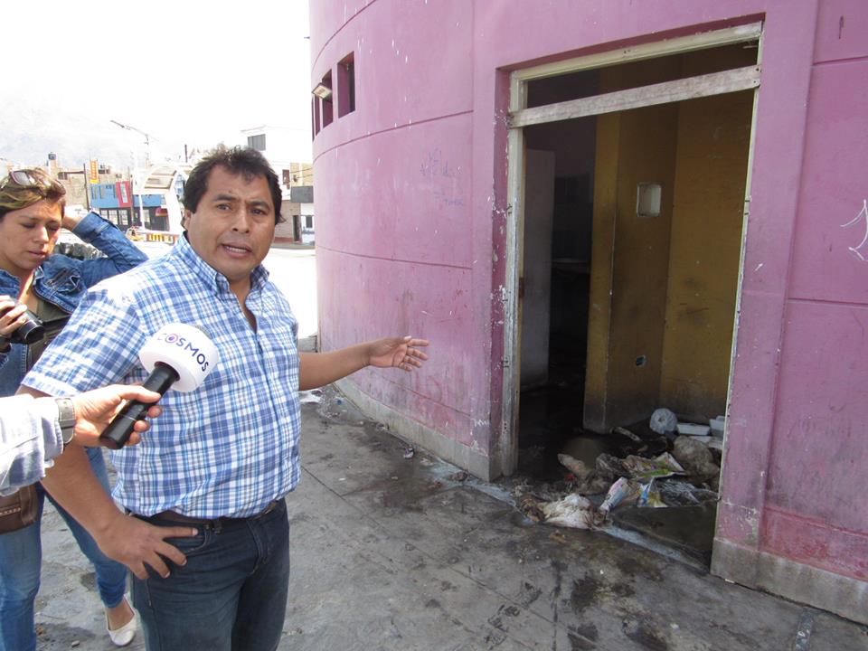 Chimbote: regidor Paredes denuncia pésima situación de baño público ubicado en el Malecón Grau