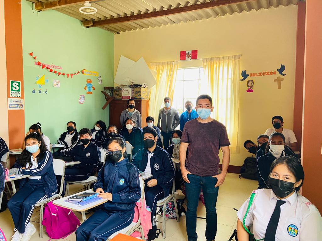 Frank, el talento que enseña matemáticas desde los 13 años, hoy estudia Ingeniería Mecatrónica   