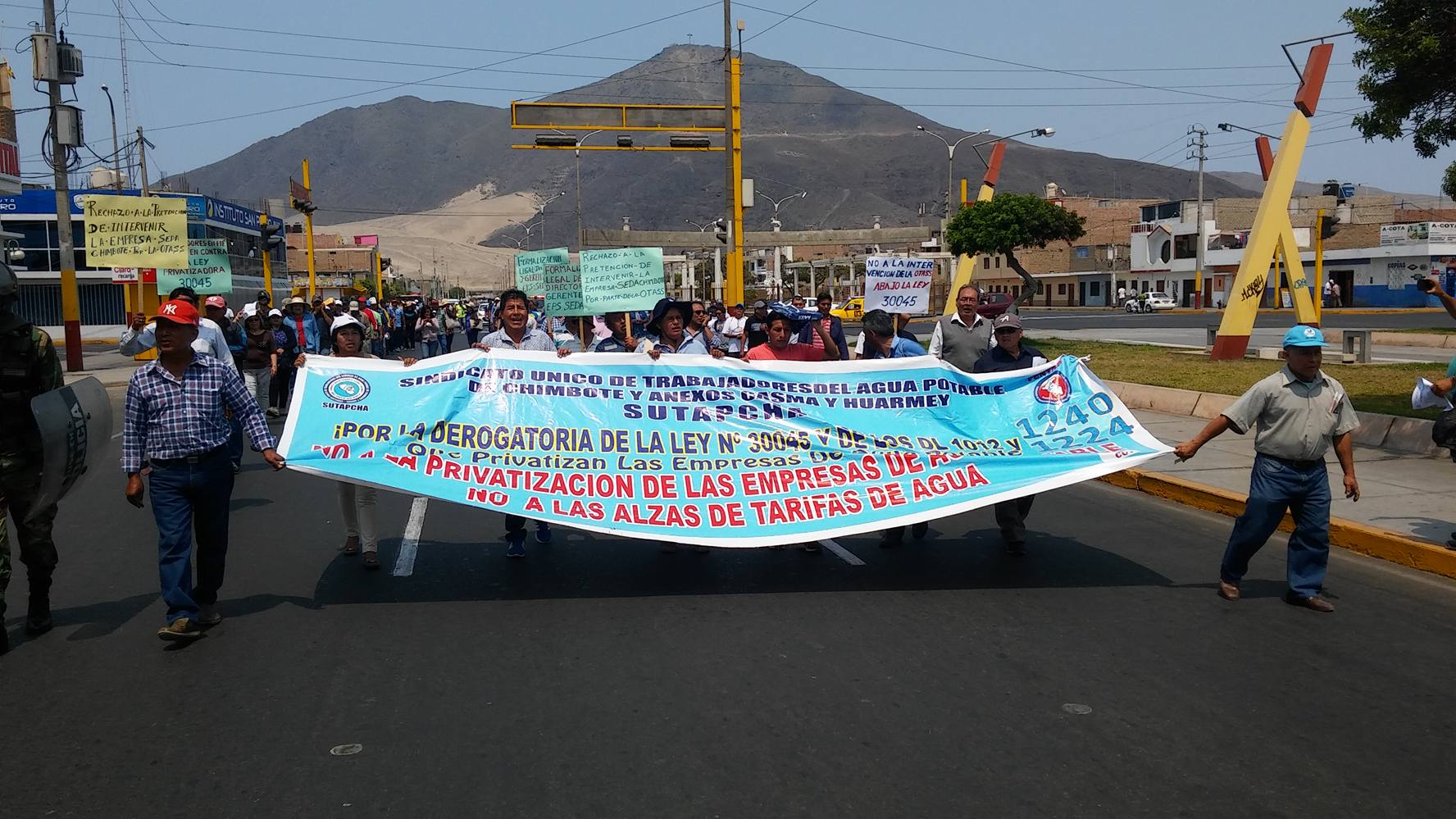 Trabajadores de Sedachimbote acatan paro y exigen no privatizar la empresa